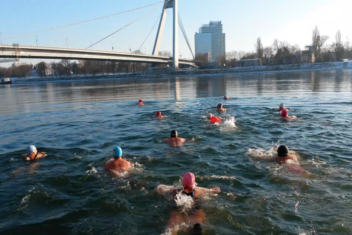 Ilustračný obrázok k článku FOTO: Otužilci zhodili kabáty a zaplávali si v ľadových vlnách Dunaja