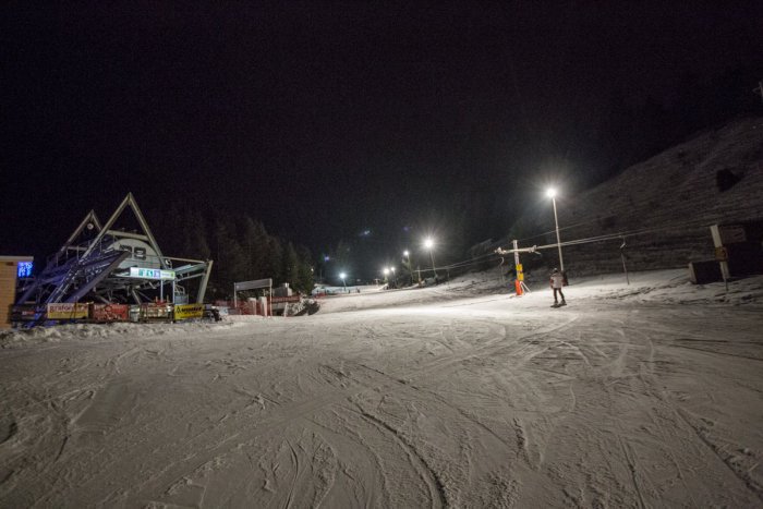 Ilustračný obrázok k článku Večerné lyžovanie na dolnom Liptove: Prehľad lyžiarských stredísk aj s cenníkom