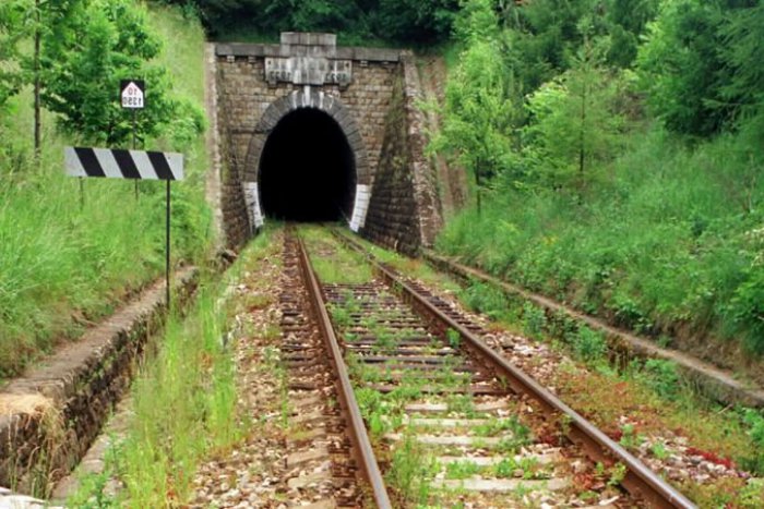 Ilustračný obrázok k článku Potulky mestom potešia nadšencov železníc. Odhalia tajomstvá tunelov pri Bystrici