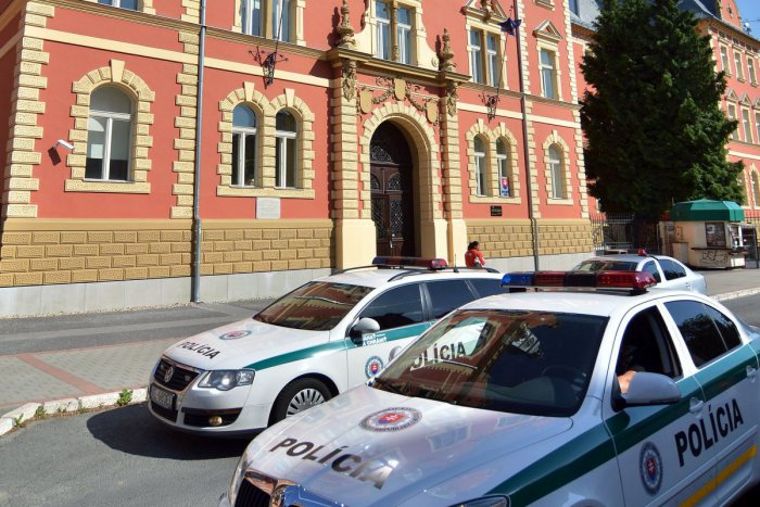 Ilustračný obrázok k článku Bystrickí policajti na nohách. Anonym nahlásil bombu na krajskom súde!