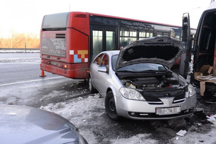 Ilustračný obrázok k článku Pri zrážke autobusu s dvoma autami sa zranili tri osoby