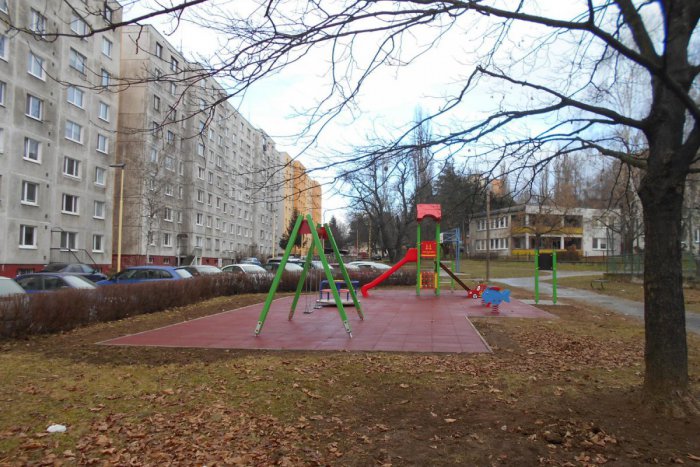 Ilustračný obrázok k článku Deti zo Sabinovskej ulice sa budú hrať bezpečnejšie: Už majú nové ihrisko