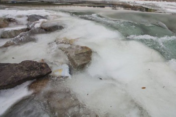 Ilustračný obrázok k článku V obci Zádiel ľadové kryhy upchali potok: Voda ohrozovala rodinné domy