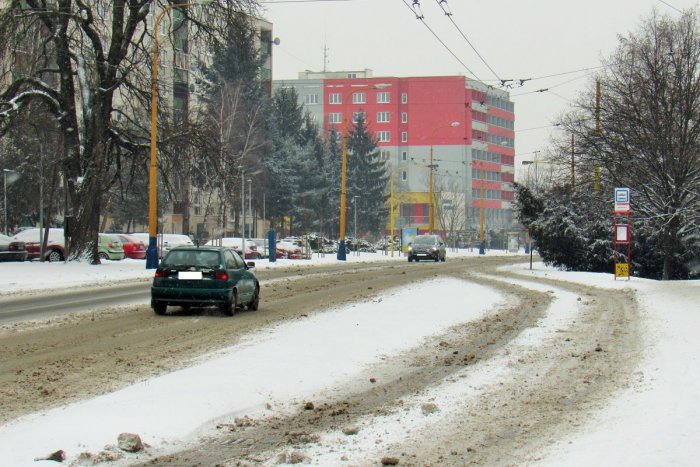 Ilustračný obrázok k článku Sneh v Prešove komplikoval dopravu: Cesty a ulice mesta v zasnežených OBRAZOCH