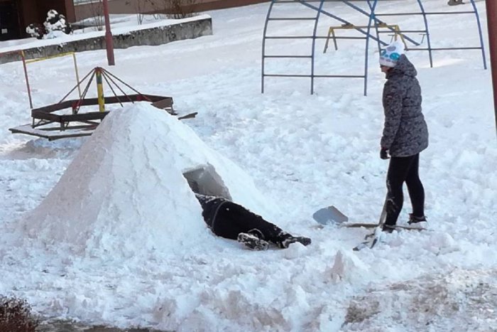 Ilustračný obrázok k článku FOTO: Originálny nápad mladých Lučenčanov. Čo vytvorili Jakub a Lenka zo snehu?
