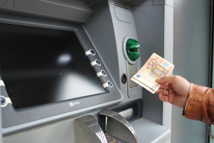 Ilustračný obrázok k článku Teplé peniažky zo studeného bankomatu: Vedeli ste, že má vlastné kúrenie?
