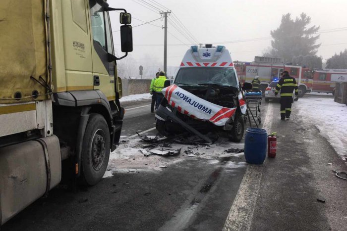 Ilustračný obrázok k článku FOTO: Dopravná nehoda neďaleko nášho mesta, sanitka sa zrazila s nákladným autom
