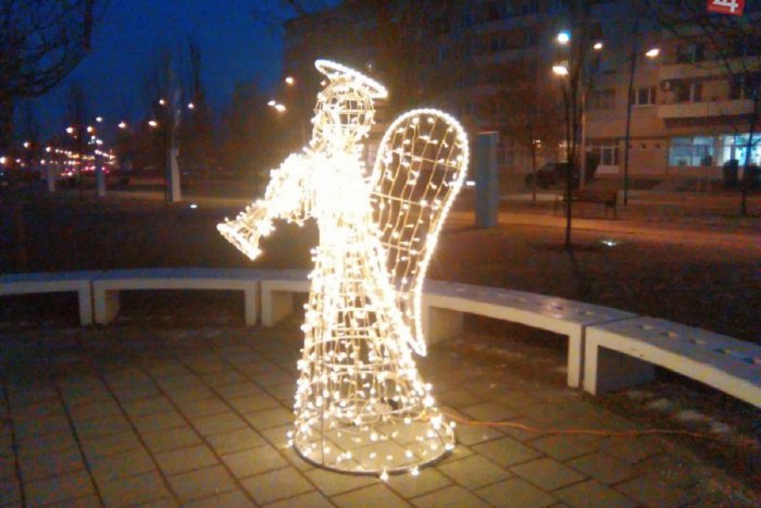 Ilustračný obrázok k článku FOTO: Vianočné sviatky sú dávno preč. Prečo v uliciach Lučenca stále žiari výzdoba?
