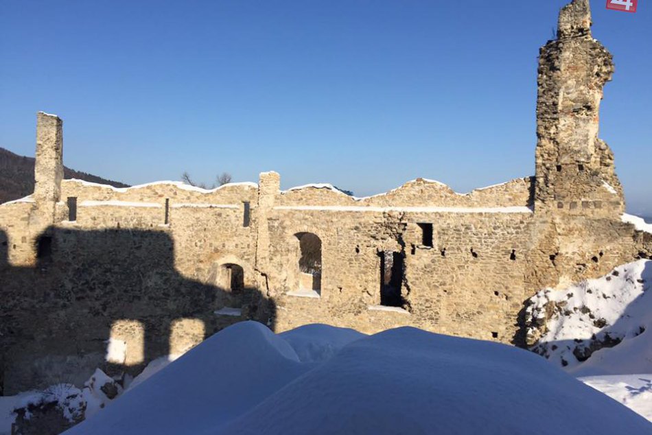 Ilustračný obrázok k článku Považský hrad v zime: Nádherná scenéria našej dominanty na aktuálnych FOTKÁCH