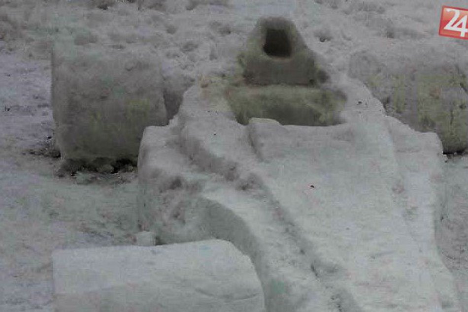 Ilustračný obrázok k článku FOTO: Parádny snehový výtvor v Michalovciach. Na sídlisku vyrástla formula