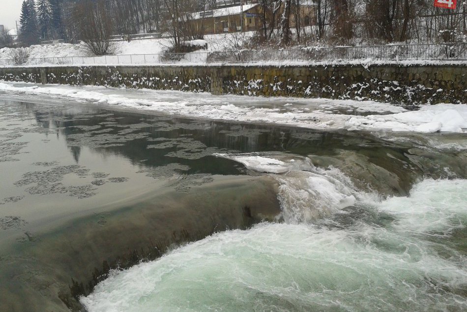 Ilustračný obrázok k článku FOTO a VIDEO: Nevšedné dielo mrazov na Hrone. V Bystrici sa objavil vodopád