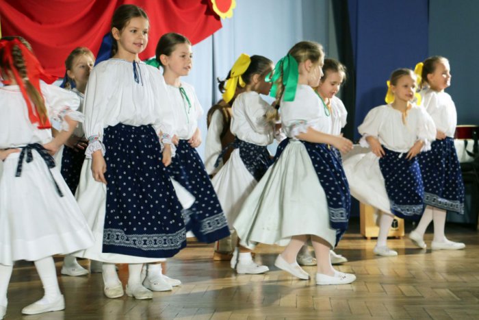 Ilustračný obrázok k článku Mladí folkloristi vo Fiľakove nezaháľajú. Učia sa slovenské i maďarské tance