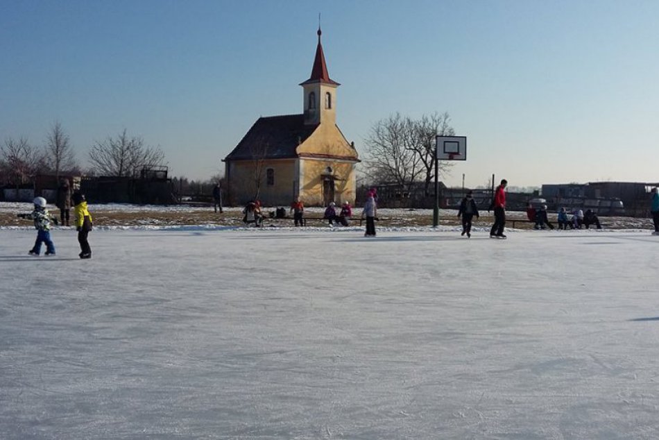 Ilustračný obrázok k článku Na klzisku v mestskej časti Trnavy to žije: V Modranke sa stretávajú milovníci korčuľovania, FOTO