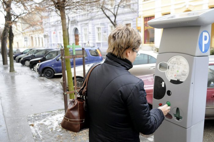 Ilustračný obrázok k článku Poškodené parkovacie automaty v centre Nitry: Lístok si musíte kúpiť formou SMS
