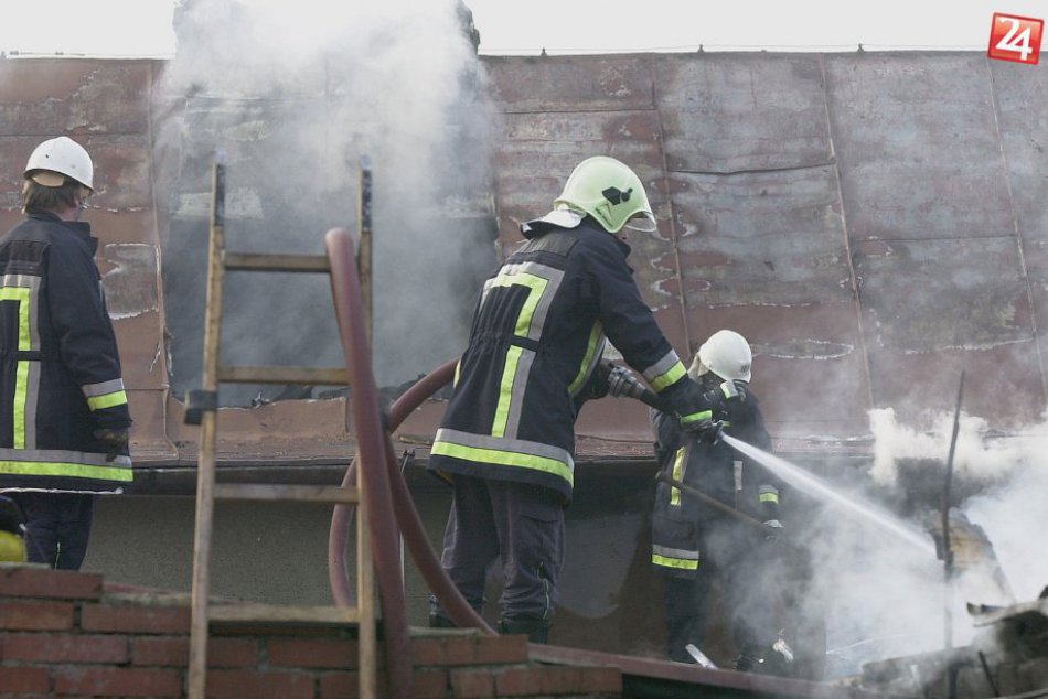 Ilustračný obrázok k článku V Nemeckej zasahujú hasiči. Pri požiari objektu železničnej stanice sa zranil človek