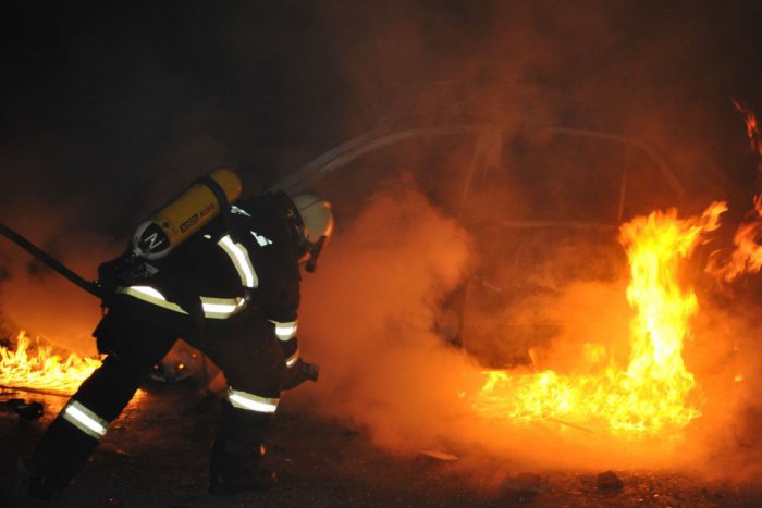 Ilustračný obrázok k článku Na bystrickom Sídlisku vypukol požiar. Oheň poškodil dve autá, škody sú obrovské!