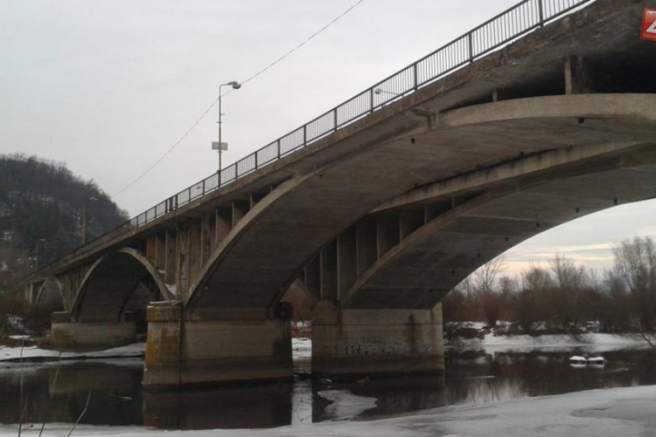Ilustračný obrázok k článku Považskobystričanka (48) chcela skočiť z Orlovského mosta: Mestskí sa vyznamenali!