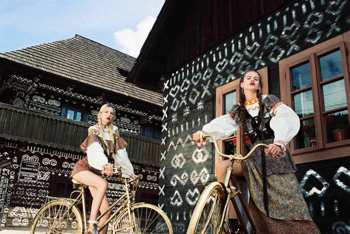 Ilustračný obrázok k článku KURIOZITA DŇA: Slovenský folklór sa dostal do prestížneho magazínu Vogue