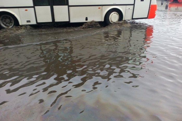 Ilustračný obrázok k článku FOTO Z MIESTA: Voda zaplavila časť autobusovej stanice v Humennom!
