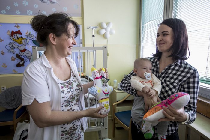 Ilustračný obrázok k článku Malým pacientom Detského kardiocentra v Bratislave pomáhajú kiwanis bábiky