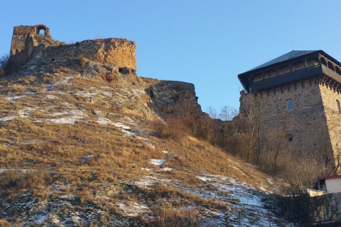 Ilustračný obrázok k článku FOTO: Rekordná návštevnosť na Fiľakovskom hrade. Objavujú ho tisíce ľudí