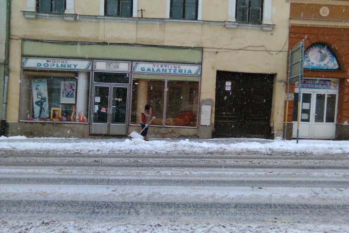 Ilustračný obrázok k článku Sneh z ulíc Lučenca odstraňujú aj aktivační pracovníci. Ako mesto reaguje na sťažnosti?