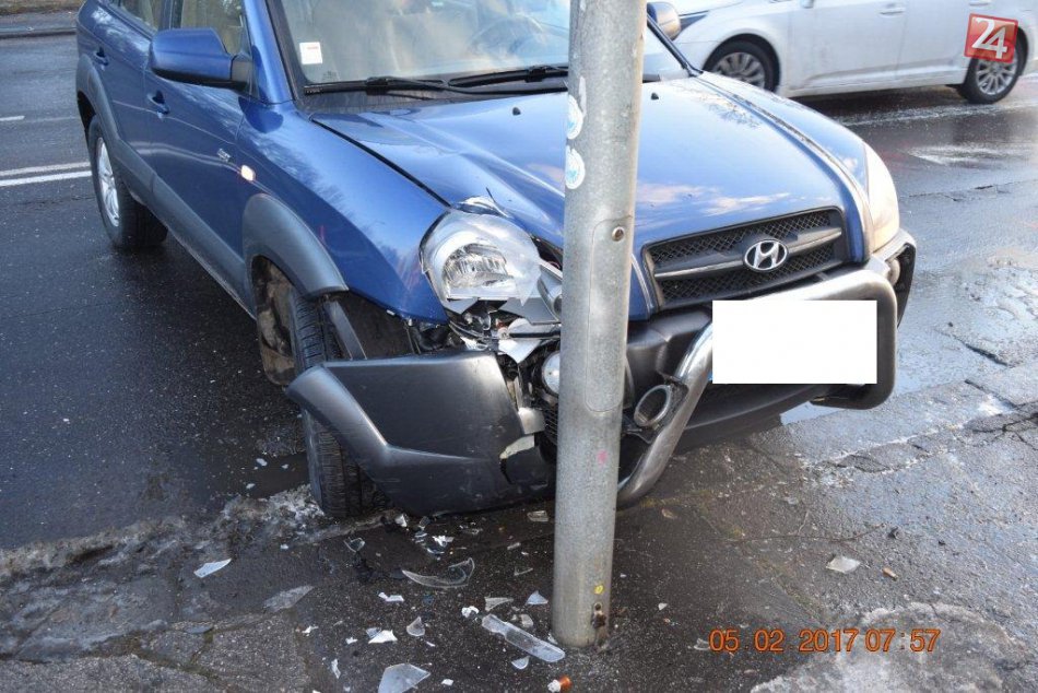 Ilustračný obrázok k článku FOTO: Poľadovica na ceste spôsobila dopravnú nehodu troch áut