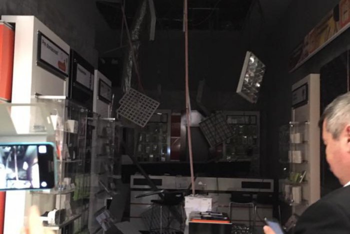 Ilustračný obrázok k článku Pád stropu v predajni nákupného centra v Nitre: Na vine uvoľnená vzduchotechnika