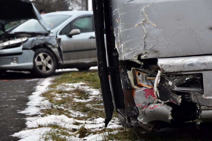 Ilustračný obrázok k článku Nehoda auta s dodávkou pri Lučenci. Na mieste zrážky zranená osoba!