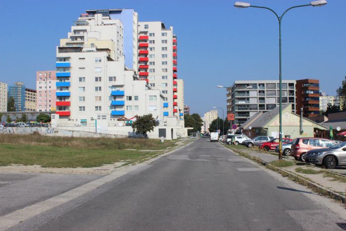 Ilustračný obrázok k článku Rozruch v Dúbravke. Kvôli výstavbe autá už nemajú parkovať Pri kríži, starosta je proti