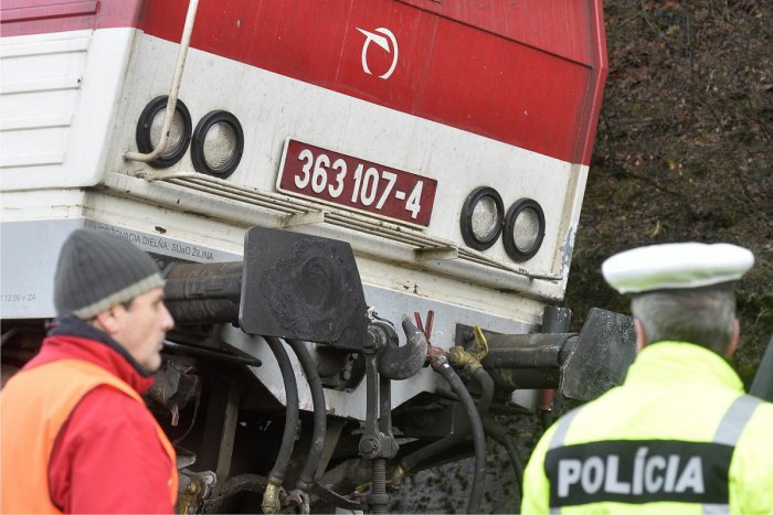Ilustračný obrázok k článku V Bratislave dvaja zranení ľudia: Taxík sa zrazil s nákladným vlakom