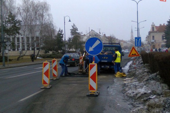 Ilustračný obrázok k článku FOTO: Vodiči iba krútia hlavami. V centre Lučenca opäť prejdú len jedným pruhom