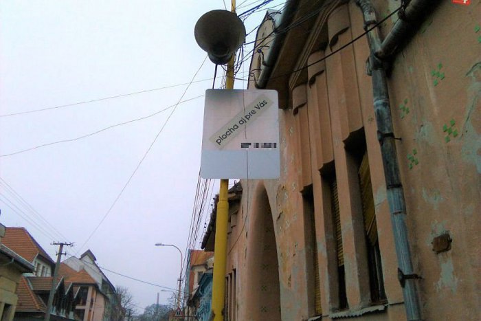 Ilustračný obrázok k článku Prekáža vám množstvo reklám na stĺpoch v Lučenci? Mesto ruší zmluvy