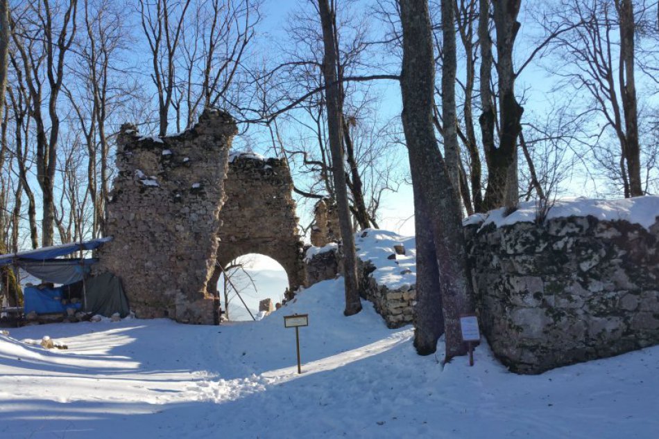 Ilustračný obrázok k článku FOTO: Pýcha regiónu očarí aj v zime. Muránsky hrad láka prírodou i výhľadmi