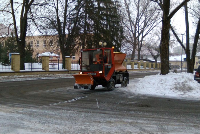 Ilustračný obrázok k článku Boj so snehom v uliciach Lučenca. Podľa akého kľúča sa odhŕňajú cesty v meste?