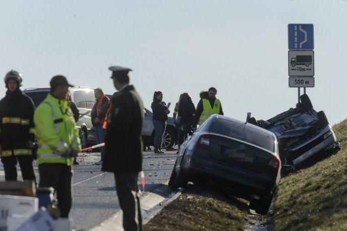 Ilustračný obrázok k článku Nehoda na R1 medzi Bystricou a Zvolenom. Zrážka 4 vozidiel, na mieste zranenie!