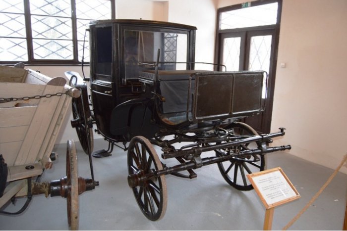 Ilustračný obrázok k článku Vozil sa v ňom Masaryk: Unikátny kočiar z Topoľčianok čaká rekonštrukcia