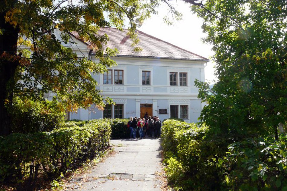 Ilustračný obrázok k článku BBSK chce presťahovať Prvé slovenské literárne gymnázium v Revúcej. Pozrite kam