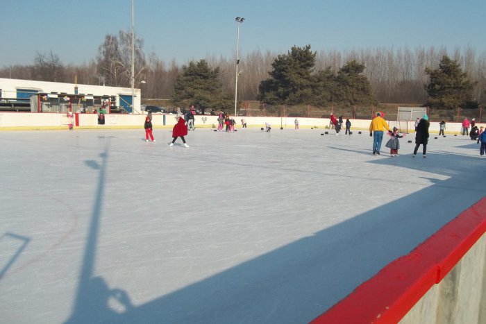 Ilustračný obrázok k článku Zimný štadión končí sezónu: So stúpajúcimi teplotami sa topí ľad