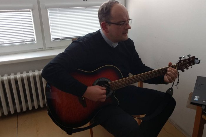 Ilustračný obrázok k článku Spieva aj hrá na gitare: Farár zo Spiša nahral svoje vlastné cédečko
