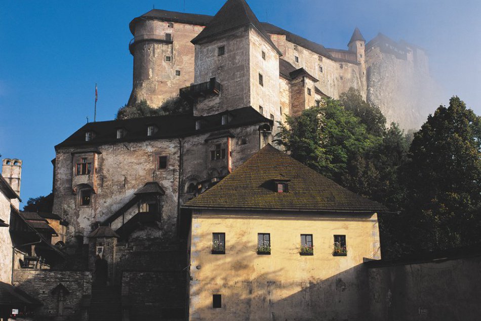 Ilustračný obrázok k článku Pokiaľ sa chystáte na výlet, zbystrite: Oravský hrad je počas apríla zatvorený