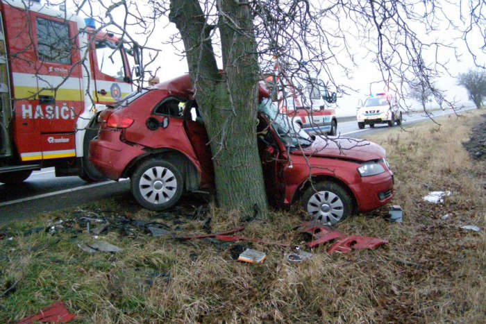 Ilustračný obrázok k článku Pri Rožňave vrazilo auto do stromu: Zranená vodička v ňom zostala zakliesnená