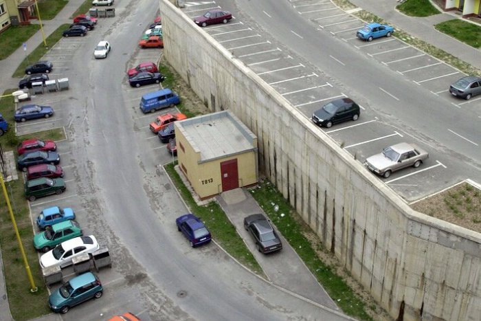 Ilustračný obrázok k článku Parkovanie na Ťahanovciach: Takéto poloprázdne parkoviská pamätajú už len skôr narodení, FOTO