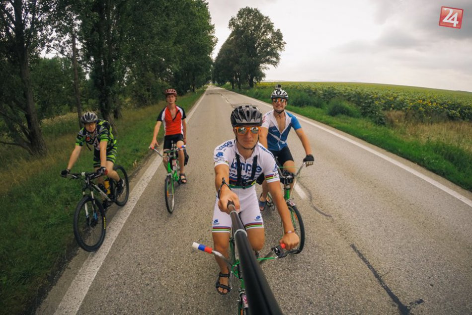 Ilustračný obrázok k článku Úžasná cesta: Na bicykloch z dediny pri Trnave až k Čiernemu moru, FOTO