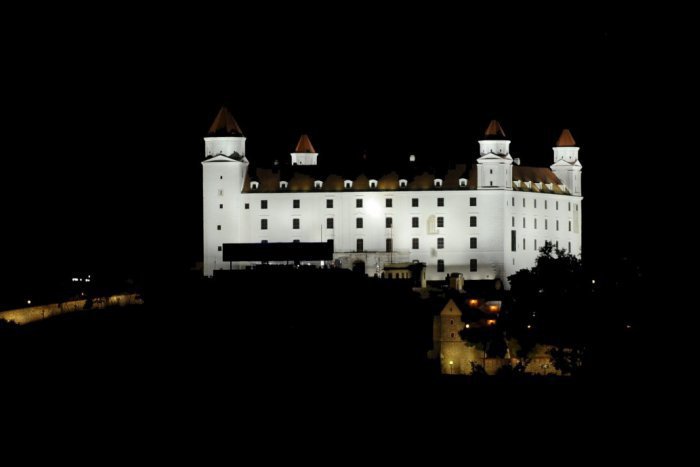 Ilustračný obrázok k článku Bratislavský hrad i ďalšie pamiatky na Slovensku sa na hodinu zahalia do tmy