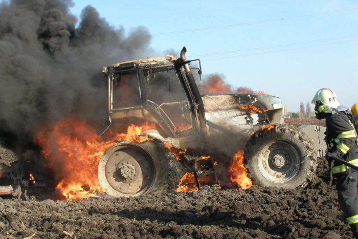 Ilustračný obrázok k článku Traktor kúsok od Zámkov v plameňoch: Hlásia škodu za 150-tisíc eur