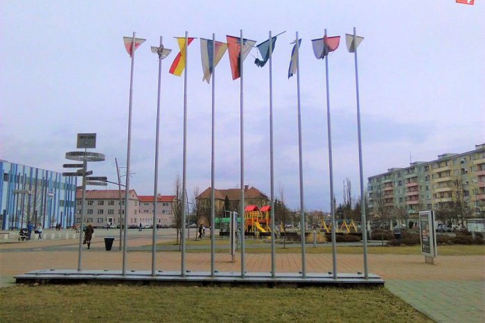 Ilustračný obrázok k článku FOTO: Tŕň v oku mnohých Lučenčanov. Dotrhané vlajky vejú priamo v centre mesta