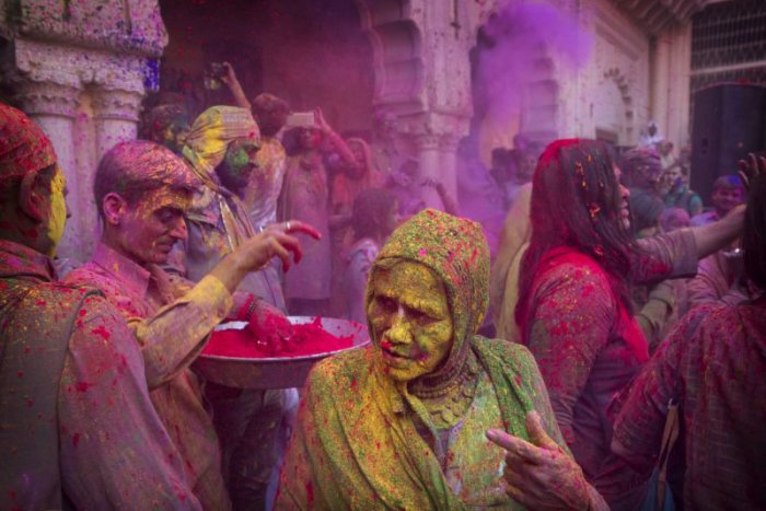 Ilustračný obrázok k článku KURIOZITA DŇA: Vdovy sú nositeľky nešťastia, hoci aj v pestrých farbách