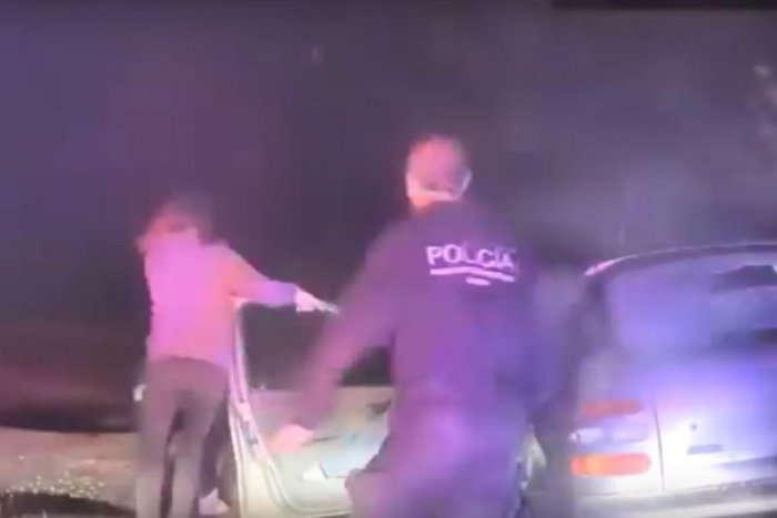 Ilustračný obrázok k článku VIDEO: Pomáhať a chrániť? Polícia čelí škandálu krutého zásahu ochrancov zákona