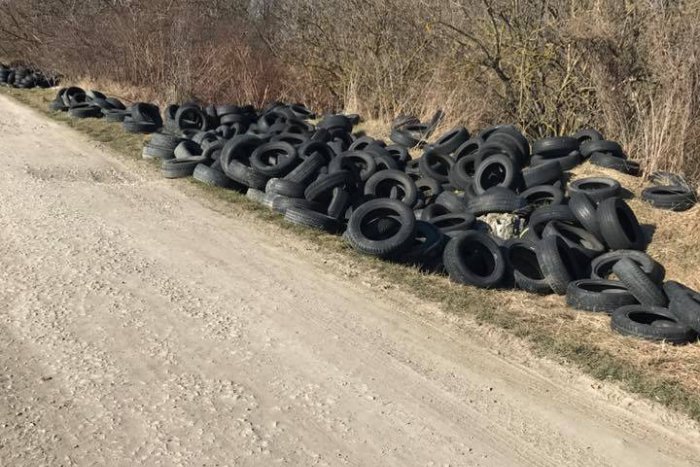 Ilustračný obrázok k článku Stovky použitých pneumatík sa váľajú blízko rieky Nitry: Zasiahli dobrovoľníci